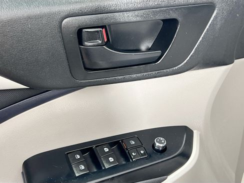 Used 2019 Toyota Highlander LE FWD image 16