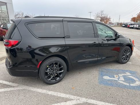 New 2026 Chrysler Pacifica Select image 29