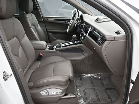 Certified 2025 Porsche Macan AWD/4WD image 30