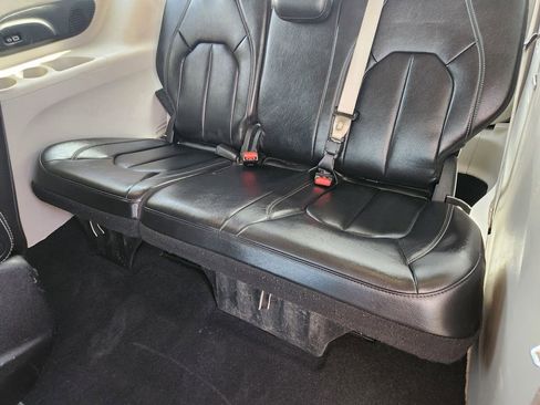 Used 2022 Chrysler Pacifica Touring-L w/ Uconnect Theater Family Group image 18