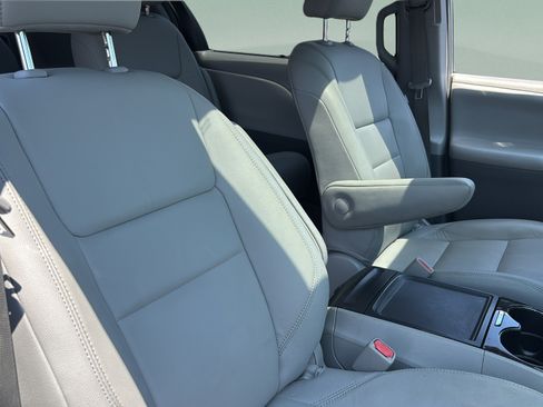 Used 2019 Toyota Sienna XLE w/ XLE Navigation Package AWD/4WD image 16