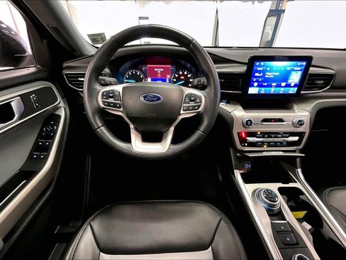 Certified 2022 Ford Explorer XLT w/ Equipment Group 202A image 5