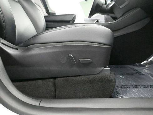 Used 2022 Tesla Model Y Long Range image 39