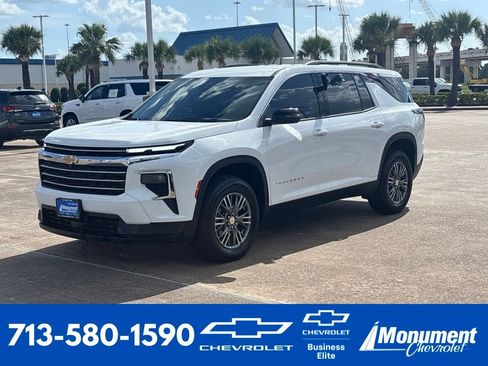 Used 2025 Chevrolet Traverse LT FWD image 1