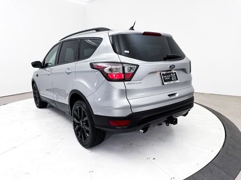 Used 2018 Ford Escape SE w/ SE Sport Appearance Package FWD image 3