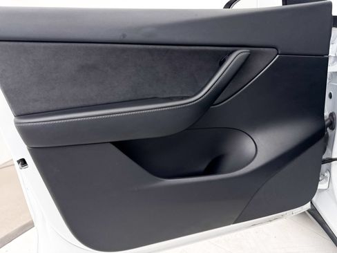 Used 2022 Tesla Model Y Long Range AWD/4WD image 30