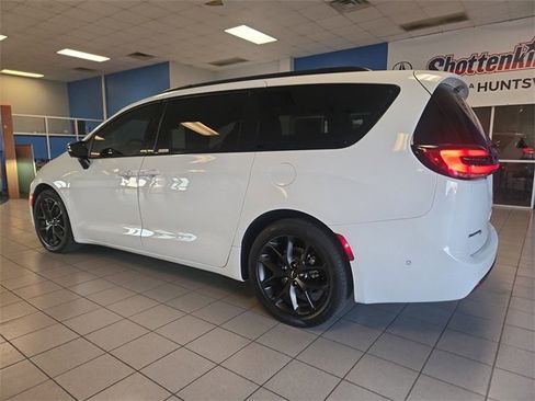 Used 2024 Chrysler Pacifica Limited w/ S Appearance Package image 6