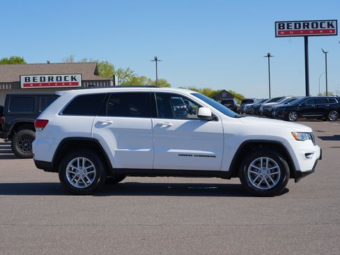 Used 2018 Jeep Grand Cherokee Laredo AWD/4WD image 2