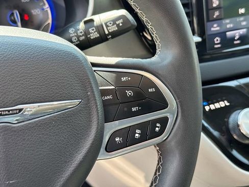 Used 2023 Chrysler Pacifica Touring-L FWD image 31