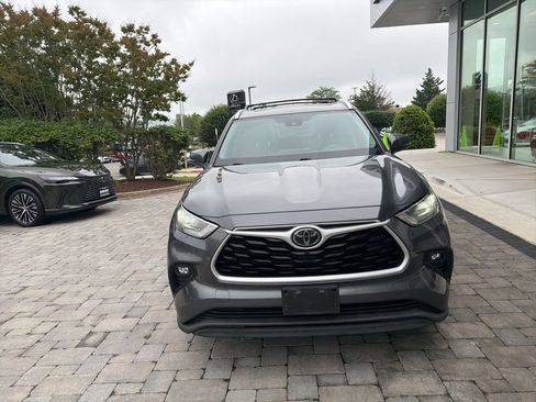 Used 2020 Toyota Highlander XLE AWD/4WD image 4