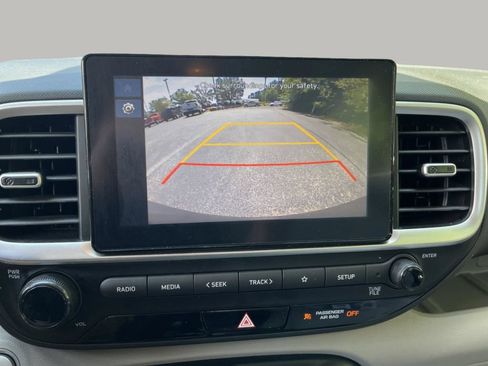 Used 2025 Hyundai Venue SEL FWD image 16