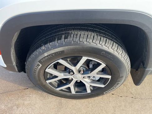 Used 2024 Jeep Grand Cherokee Limited w/ Luxury Tech Group II image 9