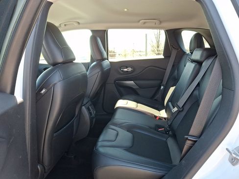 Used 2020 Jeep Cherokee Latitude Plus w/ Cold Weather Group AWD/4WD image 10