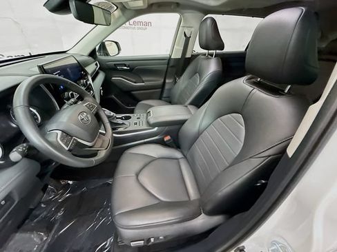 Used 2024 Toyota Highlander XLE AWD/4WD image 21