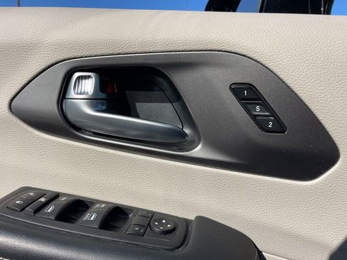 Used 2024 Chrysler Pacifica Touring-L image 23