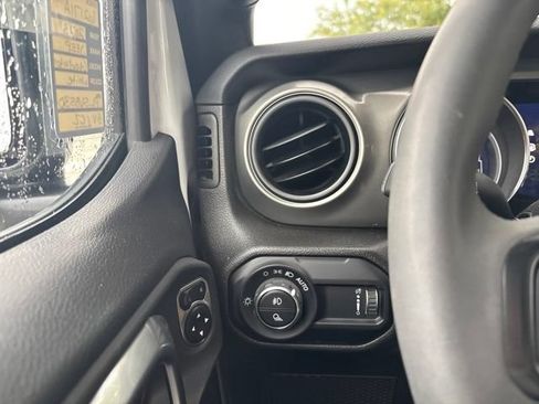 Used 2023 Jeep Gladiator Sport AWD/4WD image 18