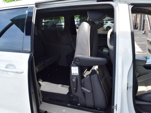 Used 2015 Kia Sedona SX FWD image 40