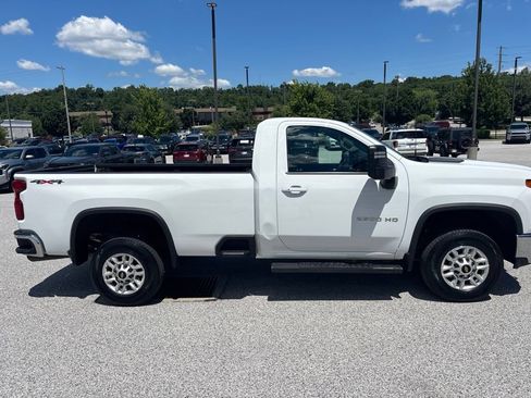 Used 2022 Chevrolet Silverado 2500 LT w/ Convenience Package AWD/4WD image 2