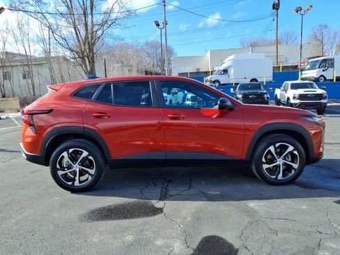 Used 2024 Chevrolet Trax RS w/ Sunroof Package image 2