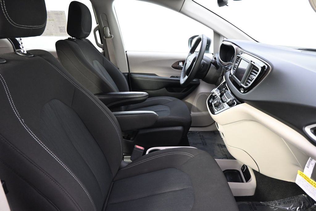 Used 2024 Chrysler Voyager LX FWD image 13