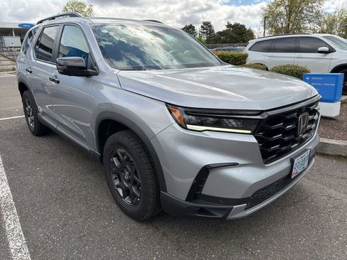 Used 2025 Honda Pilot TrailSport image 3
