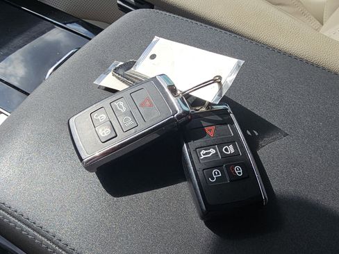 Used 2018 Land Rover Discovery HSE image 36