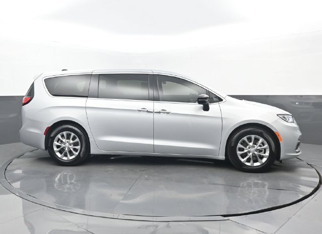 Used 2026 Chrysler Pacifica Limited FWD image 2
