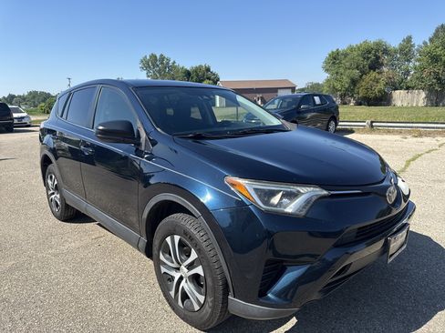 Used 2018 Toyota RAV4 LE FWD image 1