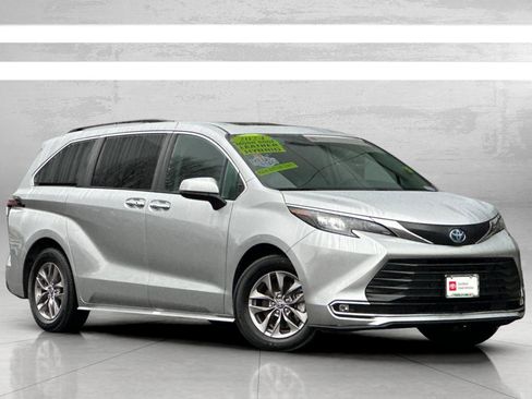 Used 2024 Toyota Sienna XLE image 2