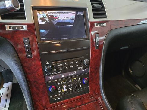 Used 2011 Cadillac Escalade ESV Luxury image 30