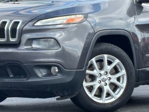 Used 2017 Jeep Cherokee Latitude image 2