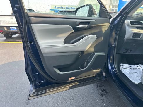 Used 2021 Toyota Highlander XLE AWD/4WD image 18