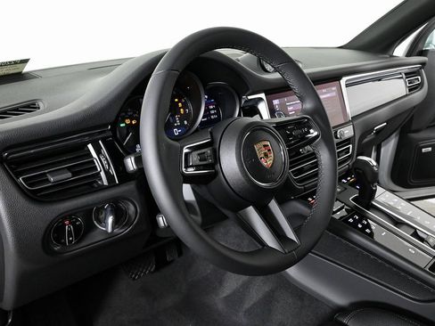 Certified 2025 Porsche Macan AWD image 4