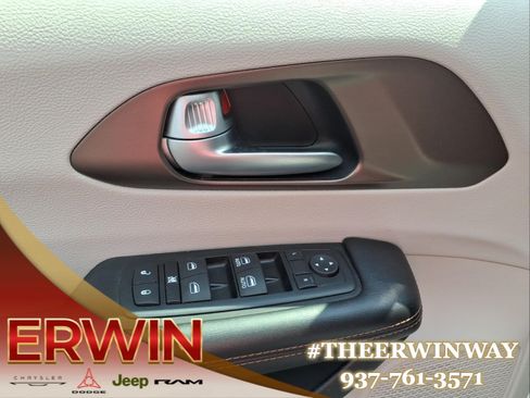 Used 2017 Chrysler Pacifica Touring-L FWD image 11
