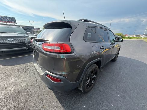 Used 2018 Jeep Cherokee Latitude w/ Altitude Package FWD image 3