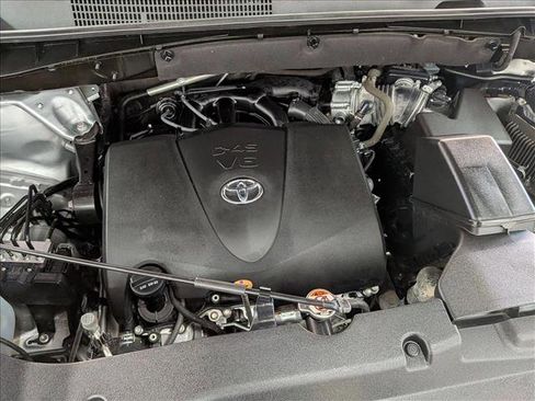 Used 2018 Toyota Highlander Plus AWD/4WD image 29