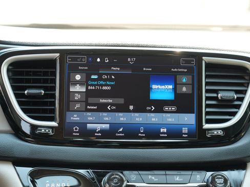 Used 2024 Chrysler Pacifica Touring-L FWD image 24
