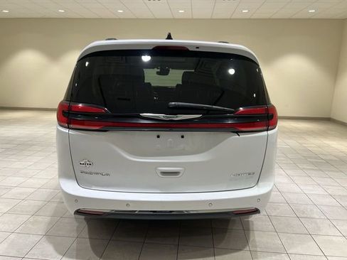 Used 2023 Chrysler Pacifica Limited image 4
