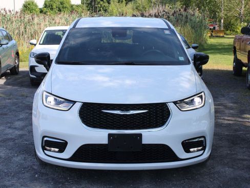 Used 2026 Chrysler Pacifica Select FWD image 2