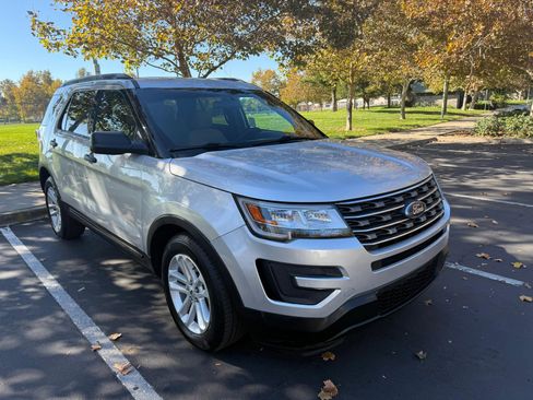Used 2017 Ford Explorer FWD image 4