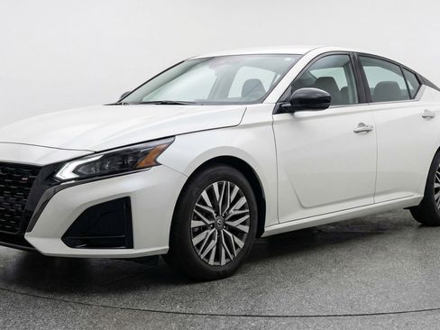 Used 2025 Nissan Altima 2.5 SV FWD image 3