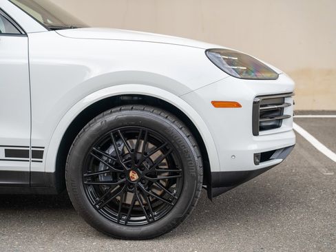 Used 2025 Porsche Cayenne image 9