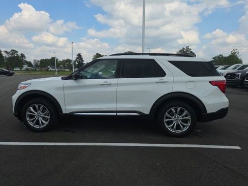 Used 2021 Ford Explorer XLT w/ Equipment Group 202A AWD/4WD image 16