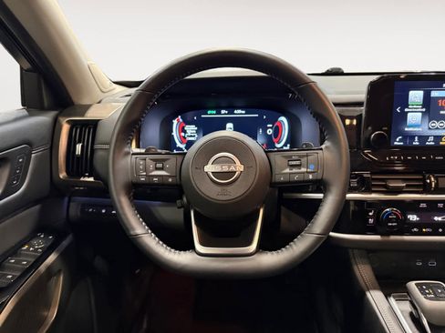 Used 2025 Nissan Pathfinder Platinum image 13