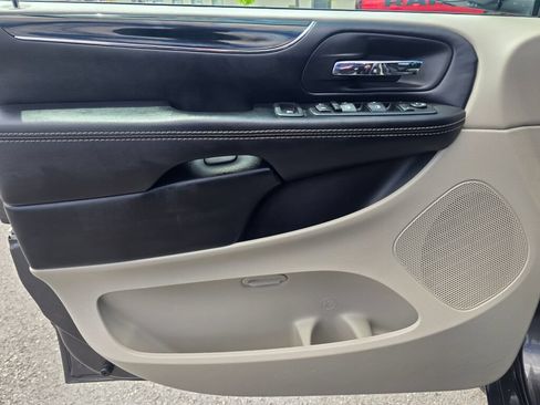 Used 2019 Dodge Grand Caravan SXT w/ Rear Park Assist Package FWD image 17