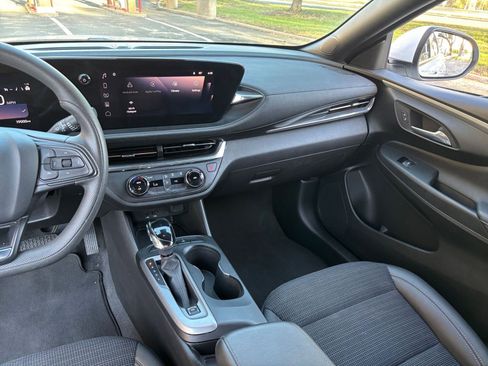 Used 2025 Buick Envista Preferred image 30