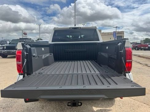 Used 2024 Toyota Tacoma TRD Off-Road AWD/4WD image 15