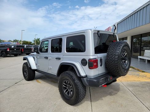 Used 2024 Jeep Wrangler Unlimited Rubicon AWD/4WD image 3