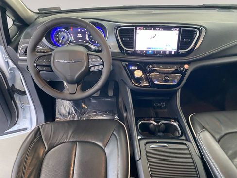 Used 2025 Chrysler Pacifica Limited FWD image 10