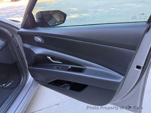 Used 2024 Hyundai Elantra SE FWD image 9